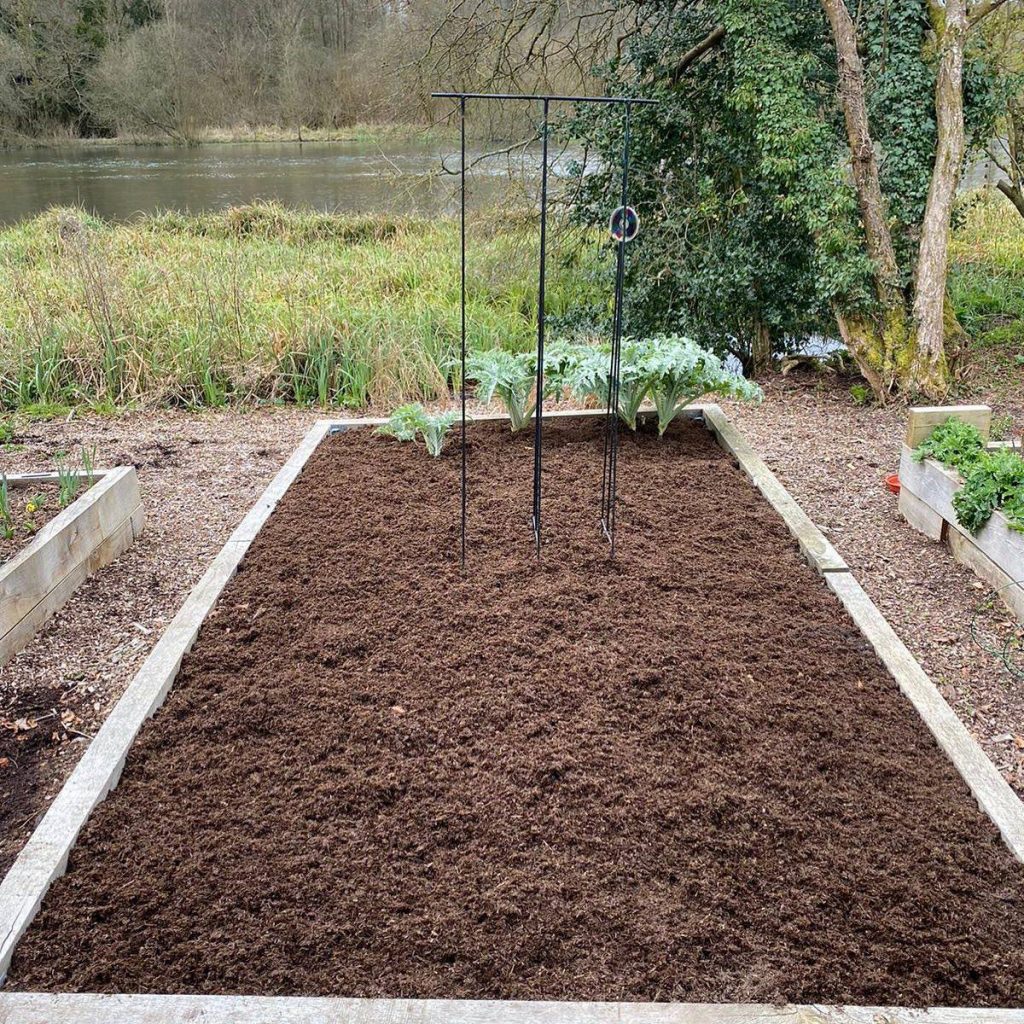 using-mulch-as-a-soil-improver-or-soil-conditioner-apsley-farms-mulch